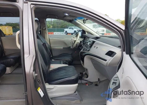 2013 Toyota Sienna L V6 7 Passenger z USA, uszkodzony, nr VIN 5TDZK3DC0DS298012